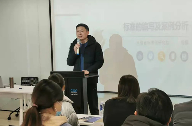 河南省裝備制造業(yè)標(biāo)準(zhǔn)宣貫會(huì)在新召開3 河南省裝備制造業(yè)標(biāo)準(zhǔn)宣貫會(huì)在新召開3