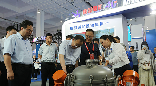 中原農(nóng)谷第二屆振動機械產(chǎn)業(yè)博覽會盛大開幕，新鄉(xiāng)市長魏建平親臨高服展區(qū)指導工作